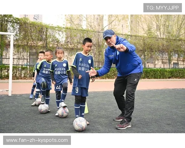 足球学院完善青训守门员的赛季训练与成长评估体系，青少年足球守门员训练